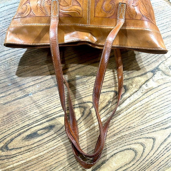 Hand tooled Embossed leather Bag - Picture 6 of 10